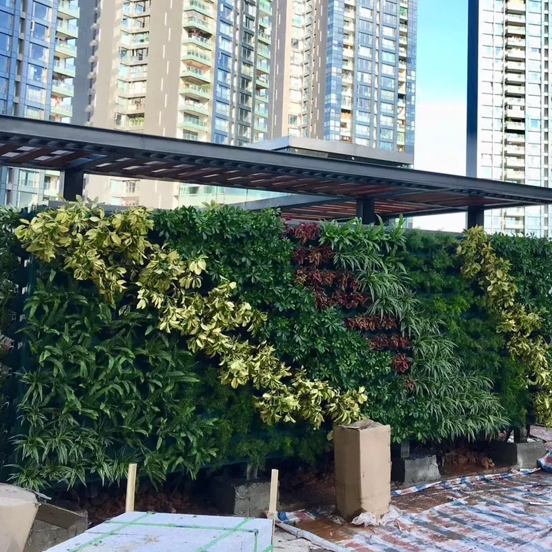 उच्च गुणवत्ता हस्तनिर्मित आउटडोर यूवी प्रतिरोधी घास कृत्रिम आउटडोर के लिए हरे रंग की दीवार संयंत्र ऊर्ध्वाधर उद्यान सजावटी