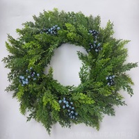 Guirlande de Noël artificielle en gros, guirlande en aiguilles de pin vertes, guirlande en plastique en forme de cœur, à suspendre à la porte pour décoration.
