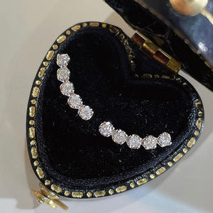 Orecchini in oro bianco con diamanti, taglio rotondo brillante, colore G, gioielli da sposa classici naturali da donna, peso totale 1,5 ct - Product Image 3