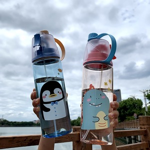 Bouteille d'eau portable en plastique de 600 ml avec pulvérisateur, motif dessin animé mignon, pour étudiants, sport, école, enfants - Product Image 1