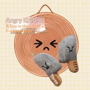 Peluche Creativo a Forma di Ascia Morbida, Simpatico Peluche a Forma di Martello con Artigli, Regalo Originale da 13 cm per Uomini e Amici, Pronto per la Spedizione, Disponibile in Magazzino - Product Image 1