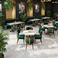 Ensemble de meubles modernes pour café, restaurant, table ronde en marbre avec base en métal, fauteuils verts et canapé en tissu