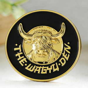 Moneda Conmemorativa Personalizada Bañada en Oro con Relieve <span class=keywords><strong>de</strong></span> Toro, Esmalte Bicolor, Borde Metálico Minimalista, para Viajes y Aniversarios - Product Image 1
