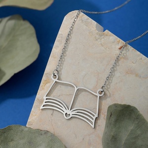 Collana con Ciondolo a Forma di Libro Minimalista, in Acciaio Inossidabile, Personalizzabile, Regalo per Amanti dei Libri - Product Image 5