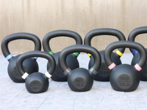 Kettelbell en fonte enduite de poudre SMARTFIT avec poignées larges Kettlebell d'entraînement physique avec anneaux colorés - Product Image 2
