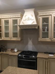 ตู้ครัวไม้เนื้อแข็งคลาสสิกสีขาวโบราณพร้อมสัมผัสทองหรูหรา - Product Image 5