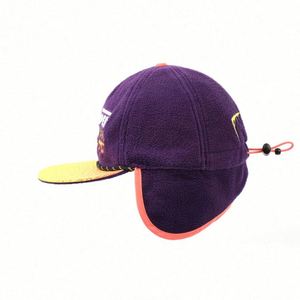 Gorro de invierno personalizado morado de forro polar Speed Fleece con orejeras, gorra snapback de invierno cálida de forro polar con bordado y visera con cordón - Product Image 3