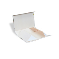 Boîtes cadeaux pliables de luxe personnalisées Aimant blanc à rabat gaufrage estampage ruban noir Aimant blanc de luxe personnalisé plastification mate