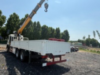 Grue montée sur camion Sinotruk Howo TX460 6x4 ; Grue télescopique SQS300 de 12 tonnes pour le transport de marchandises.