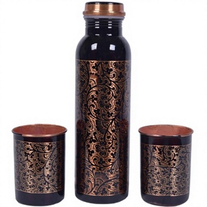 Ensemble de bouteilles d'eau en cuivre pur à imprimé floral noir et or avec deux verres à double paroi assortis, écologiques, portables et multi-usages - Product Image 1