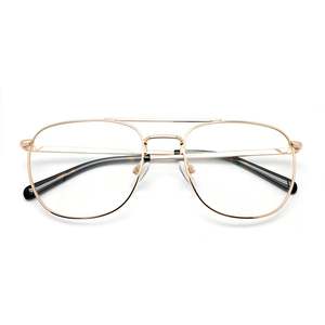 Vente en gros de montures de lunettes optiques en métal titane, légères et confortables, au design simple et moderne pour femmes - Product Image 1