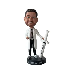 Figura personalizada de Doctor bobble, cabeza de poliresina con jeringa, venta al por mayor