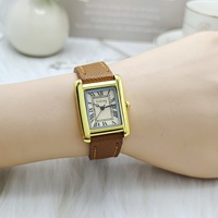 Montre-bracelet TikTok Guangzhou pour femme, à quartz, avec bracelet en acrylique rectangulaire de style romain, boîtier en alliage écologique, vente en gros transfrontalière