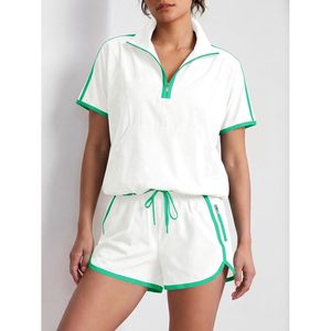 Ensemble 2 pièces personnalisé pour femme : Haut zippé à col en V à manches courtes et short décontracté au-dessus du genou, style uni - Product Image 2
