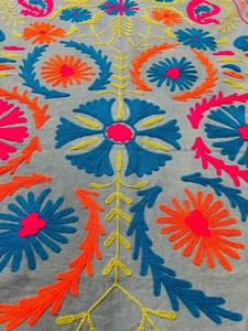Couverture en coton Suzani faite à la main, couvre-lit brodé, textile ouzbek, décoration murale, décoration bohème pour la maison - Product Image 1