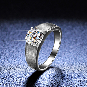 Einzigartige Designs Maßgefertigter 1 Karat 6,5mm 925 Sterling Silber Platinbeschichteter Brillantschliff Band-Verlobungsring für Herren - Product Image 3