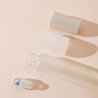 Özel logo baskılı 10 ml buzlu cam yuvarlak ince uzun roll-on şişe ambalajı, renkli kutulu göz kremi yağı için roll-on şişe.