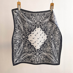 Foulard carré noir à motif floral en polyester, idéal pour le printemps et l'été - Product Image 1