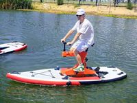 Vélo aquatique gonflable rapide et portable en forme de planche de surf, avec ponton flottant et cadre en plastique, pour hôtel, de Chine, Lumark OEM ODM Logo