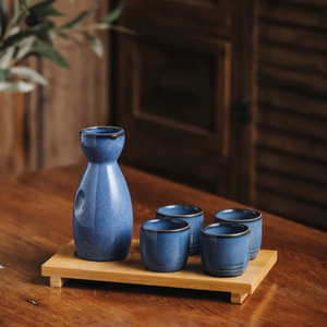 Ensemble de saké en céramique en gros, vaisselle en porcelaine avec plateau en bambou, pot à saké et 4 tasses de style japonais pour restaurant ou cadeau - Product Image 1