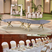 Table à manger serpentine de luxe légère avec dessus en verre noir et base en acier inoxydable pour hôtels, salons, mariages, écoles