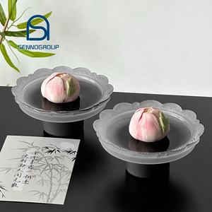 أطباق زجاجية أنيقة بتصميم عتيق مزخرف بالزهور باللون الأسود المصقول لحفلات الزفاف، صحون تقديم عالية القاعدة للكيك والفواكه - Product Image 1