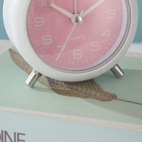 Jam Alarm Meja Logam Bundar 4 Inci yang Lucu dan Dapat Disesuaikan dengan Desain Vintage, Fungsi Snooze, Mesin Quartz, 4 Pilihan Warna