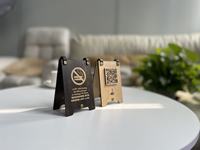 Elegante Soporte de Menú Laminado Personalizado con Grabado para Restaurantes, Cafeterías y Salones de Té, Tipo de Mesa con Enlaces de Cuero y Códigos QR