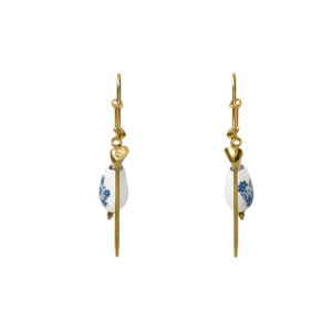 Pendientes Colgantes de Moda, Chapados en Oro PVD, Acero Inoxidable 316L, Diseño Floral Blanco y Azul, Sostenibles y Resistentes - Product Image 2