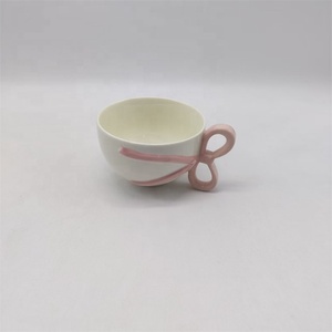 <span class=keywords><strong>Tasse</strong></span> à café en céramique 3D rose avec nœud et base sur pied, élégante <span class=keywords><strong>tasse</strong></span> à café blanche en gros - Product Image 4