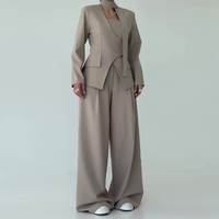 Ensemble trois pièces chic pour femme : haut asymétrique sans bretelles, pantalon large et ruban de cou – Idéal pour le bureau et les trajets quotidiens