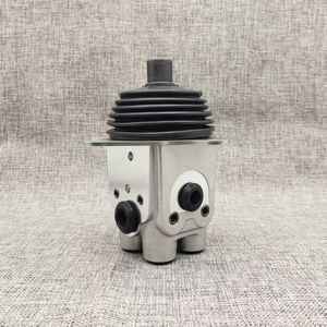 Запчасти для экскаваторов PC200-5, PC200-6, PC200-7, PC200-8, PC220, PC240, PC300, PC100: Гидравлический пилотный клапан 702-16-0165, рычаг управления джойстиком - Product Image 1