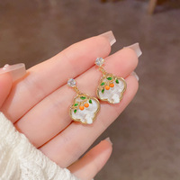 Anting-anting gantung akrilik lucite bentuk semangka berdaun empat, premium, trendi, elegan, hadiah ideal untuk wanita, cocok untuk pemakaian sehari-hari, pesta, dan acara resmi.