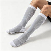 Chaussettes de compression montantes personnalisées en maille alvéolée à pression dégradée pour infirmières, voyages, course et récupération