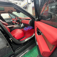 L'intérieur luxueux du Land Rover Range Rover est doté de housses de siège améliorées, de tableaux de bord et de panneaux de porte en cuir.