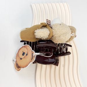 مشابك شعر قماشية على شكل دب تيدي قابلة للتخصيص بالجملة من المصنع، إكسسوارات شعر مخملية عالية الجودة مصنوعة يدويًا للاستخدام اليومي للفتيات - Product Image 4