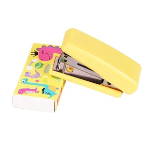 Mini <span class=keywords><strong>grapadora</strong></span> de color caramelo con grapas, <span class=keywords><strong>grapadora</strong></span> <span class=keywords><strong>pequeña</strong></span> y bonita para escritorio, regalo para uso de estudiantes o de oficina - Product Image 2