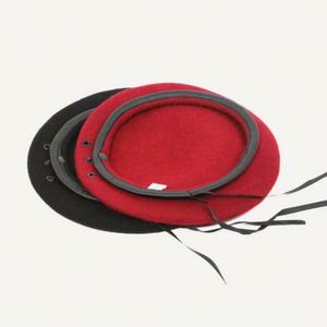 Bérets brodés personnalisés en gros, bérets en laine avec garniture en cuir et sangle réglable pour hommes - Product Image 4