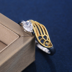 Anello Bicolore da Donna con Cristalli, Regolabile, Tono Oro, Gioiello Elegante per Uso Quotidiano - Product Image 3