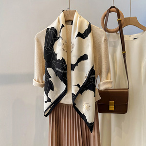 ผ้าพันคอทรงสี่เหลี่ยมผืนผ้าขนาด 90x90 ซม. สีดำขาวลายดอกไม้ ผลิตจากโพลีเอสเตอร์ สำหรับผู้หญิงมุสลิม เหมาะสำหรับงานปาร์ตี้ในฤดูใบไม้ร่วง ใช้เป็นของขวัญได้ - Product Image 4