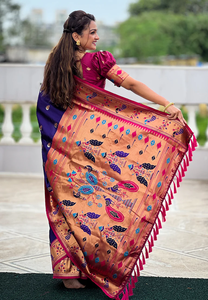 Saree en soie violette Yeola Paithani avec motifs Chandrakor et cygne tissés Zari contrastés pour un look royal et culturellement riche - Product Image 3