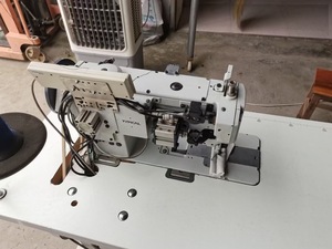 Máquina de Coser de Segunda Mano, Modelo 20665, de Una Sola Aguja, Accionamiento Directo, Triple Sincronización, Computarizada, para Coser Cuero - Product Image 4