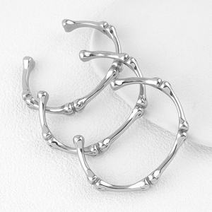 Venta al por mayor de brazaletes de bambú de lujo ligero de acero inoxidable para mujer, diseño de calavera, de fabricante. - Product Image 2