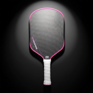 Raquette de pickleball Professor Titanium Pro Aero, <span class=keywords><strong>5</strong></span>ème génération, noyau pressé à chaud, fibre de carbone brute PhD, approuvée par USA Pickleball - Product Image 1