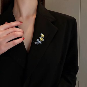 Broche de Perla de Agua de Mar con Cristal en Forma de Pétalo Gris Platino, Adorno de Moda, Venta al por Mayor y al Detal - Product Image 4