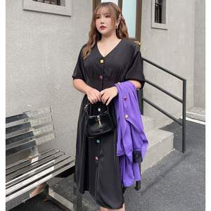 ชุดเดรสคอวีหรูหราสำหรับผู้หญิงไซส์ใหญ่สีพื้นพร้อมกระดุมหลากสีดีไซน์รัดเอว (N7982) - Product Image 2