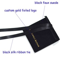 Petite pochette enveloppe en velours noir avec rabat pour bijoux et bagues, avec ruban et logo doré personnalisé