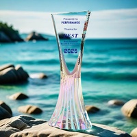 Trophée en cristal de verre gravé sur mesure haut de gamme en forme de sommet de montagne pour la reconnaissance annuelle des employés exceptionnels