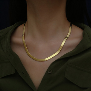 Collier pour femme en acier inoxydable, long, avec chaîne Figaro et chaîne fine à maillons ondulés, plaqué or 18 carats, inaltérable - Product Image 5