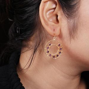 Pendientes redondos de latón chapado en oro con amatista al por mayor de la India, pendientes de filigrana con múltiples piedras preciosas - Product Image 3